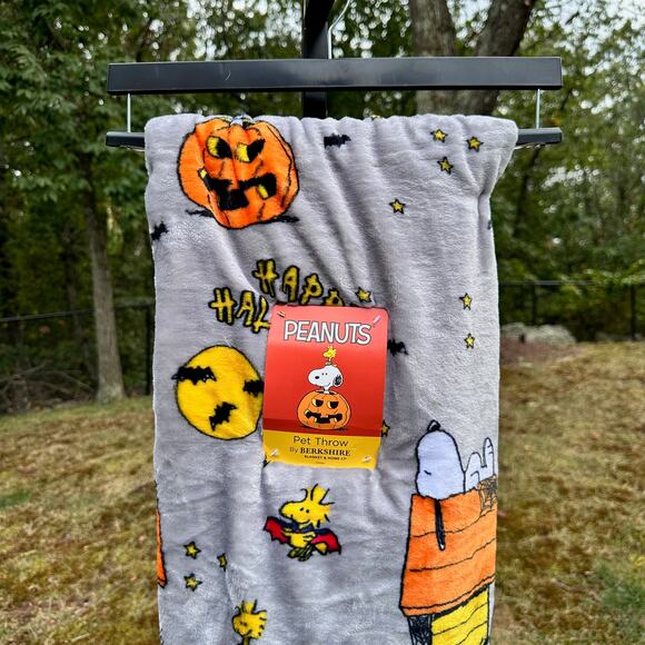 NEW Peanuts Snoopy Great Pumpkin Halloween 50x70” Gray Snuggly Throw Blanket - Picture 13 of 14